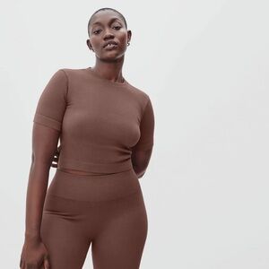 Everlane The Seamless Ribbed Set – Brown Cropped Tee & High-Waist Leggings